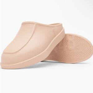 NIB-‎ P448 Flo Sandals